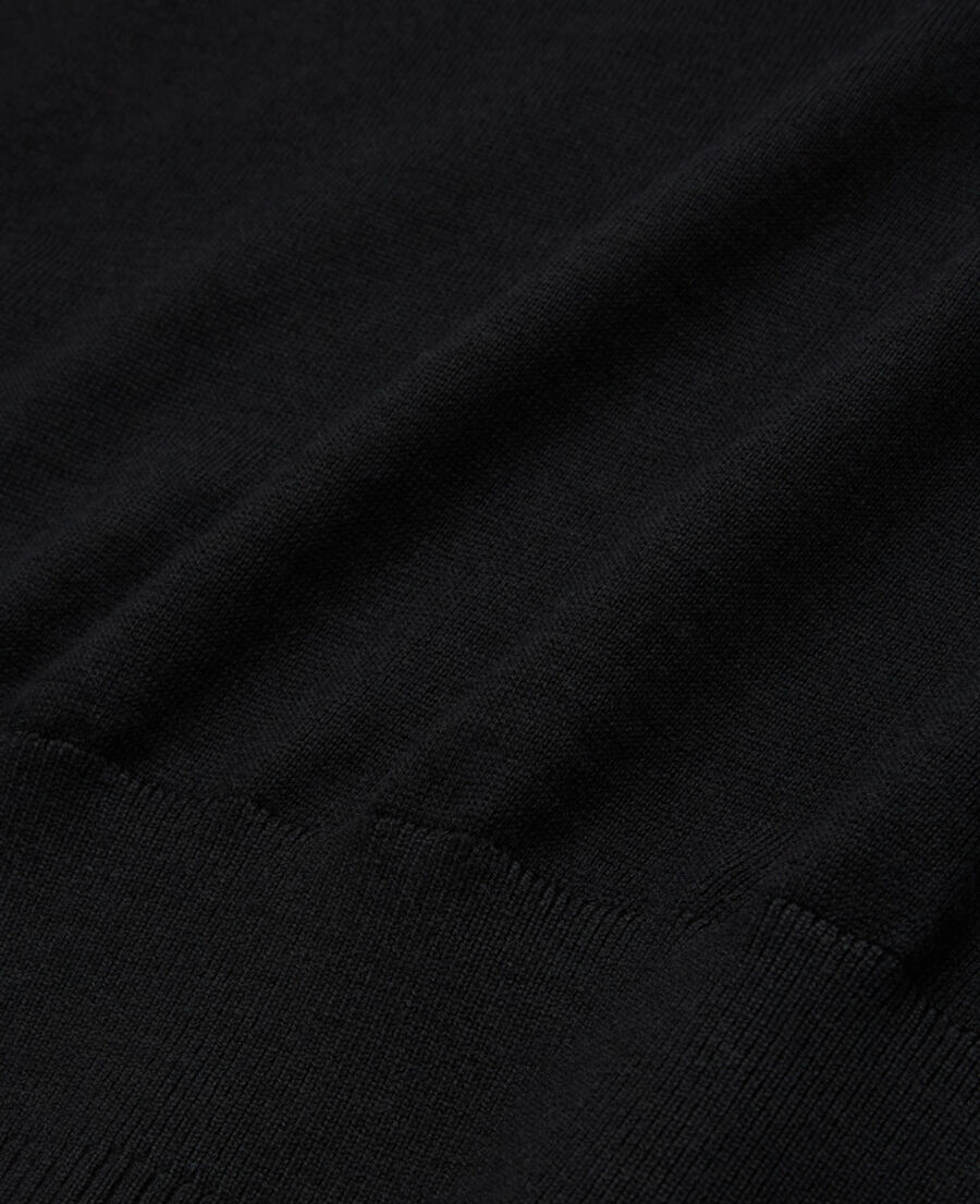 schwarzer pullover aus merinowolle