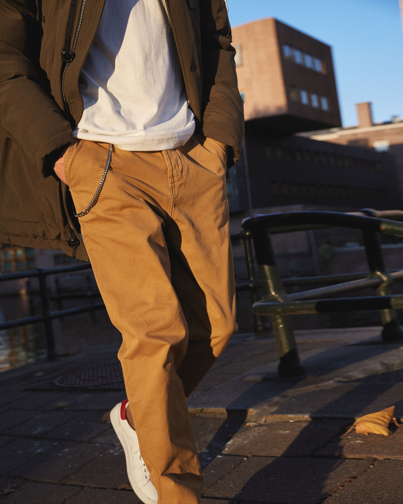 The Kooples HOMME MUSTARD pantalon chino coton beige destroy