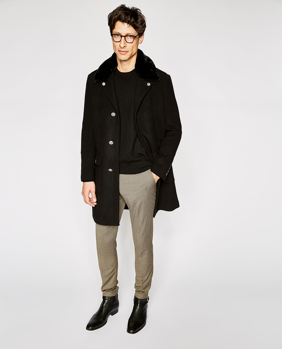 Straight black coat with faux fur collar