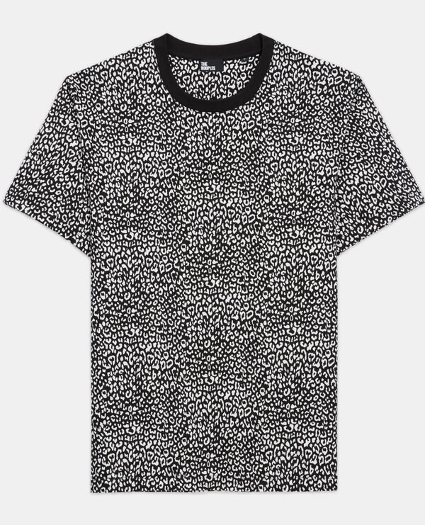 schwarzes t-shirt mit leopardenmuster