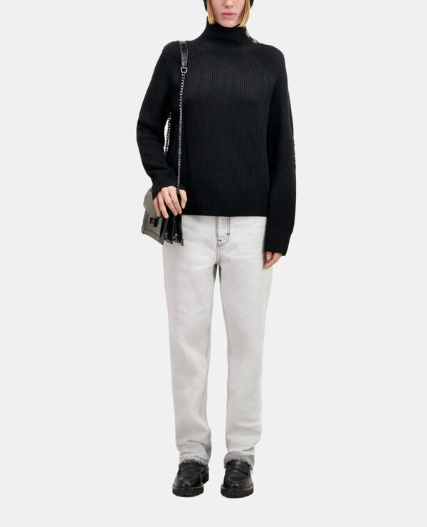 pull noir en laine avec boutons bijoux