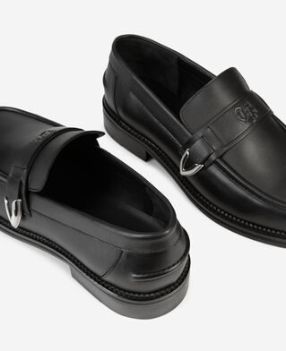 The Kooples HOMME BLACK mocassins en cuir noir avec empi&egrave;cements m&eacute;talliques