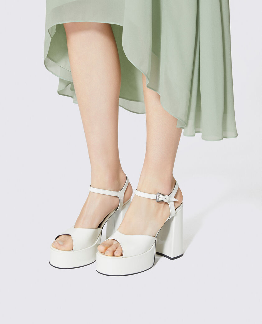 The Kooples FEMME ECRU sandales &agrave; talons en cuir vernis blanches