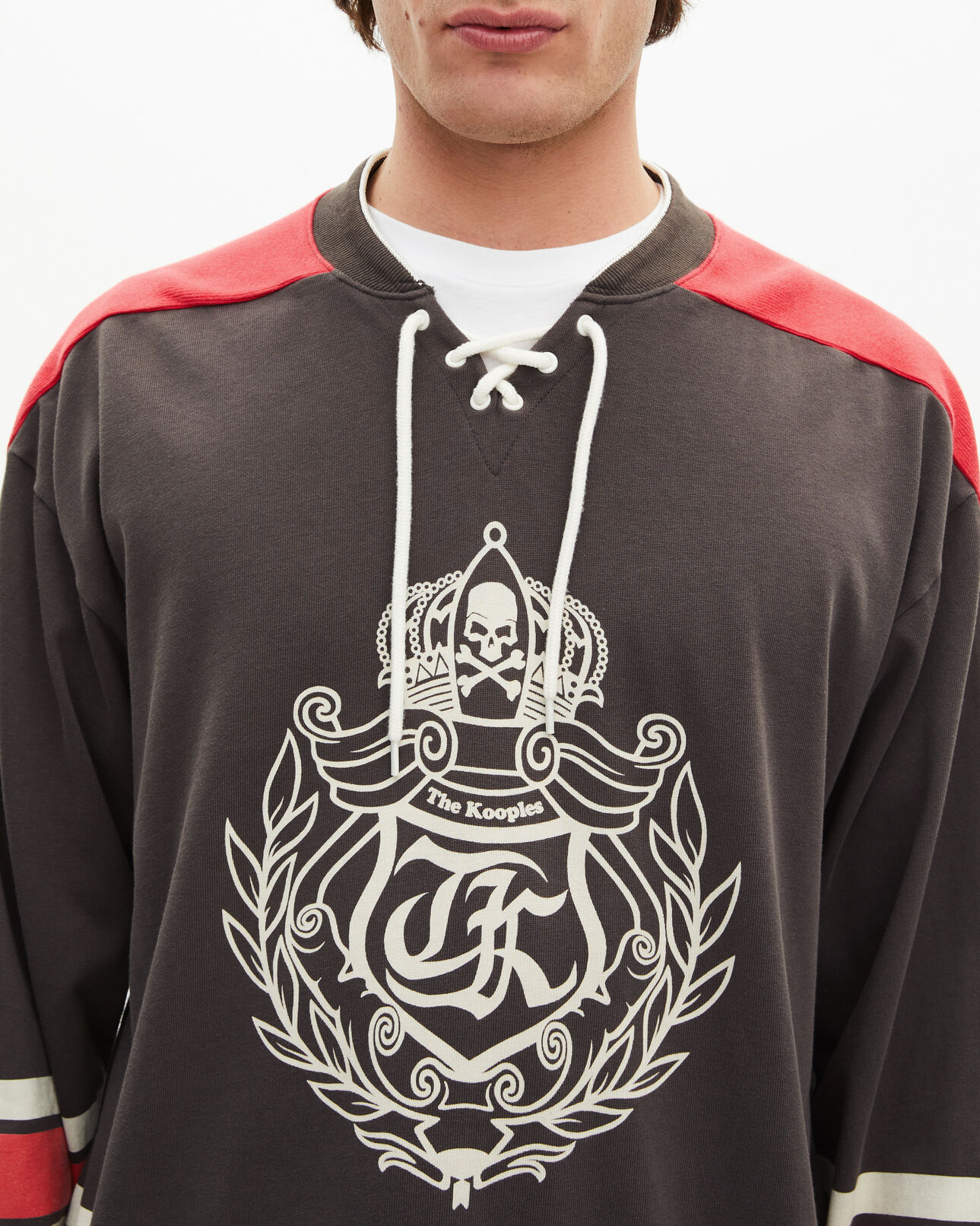 The Kooples HOMME BLACK WASHED sweatshirt avec blason noir