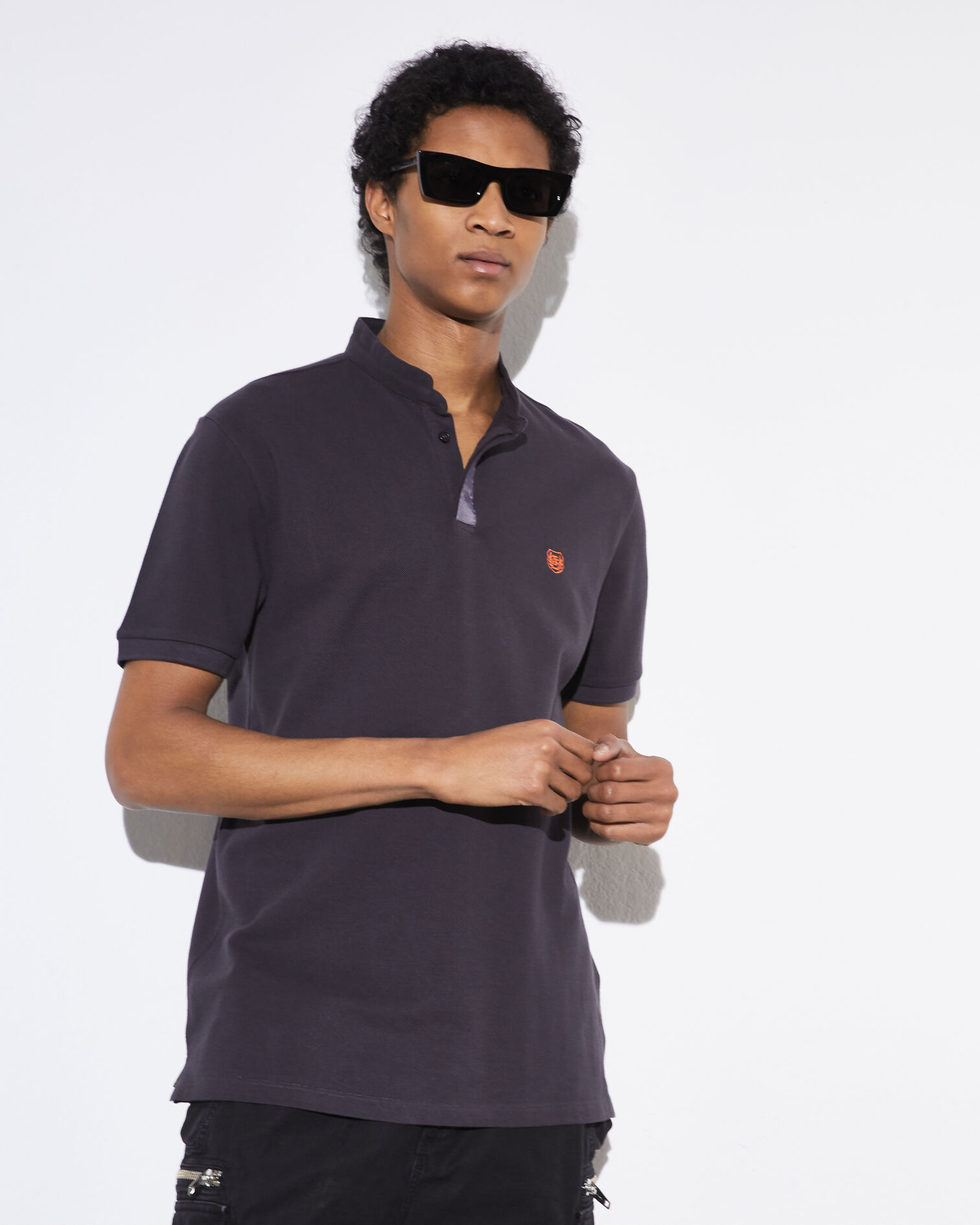 Graues Poloshirt mit Stehkragen und Ripsbanddetail, CARBONE / ORANGE, hi-res image number null