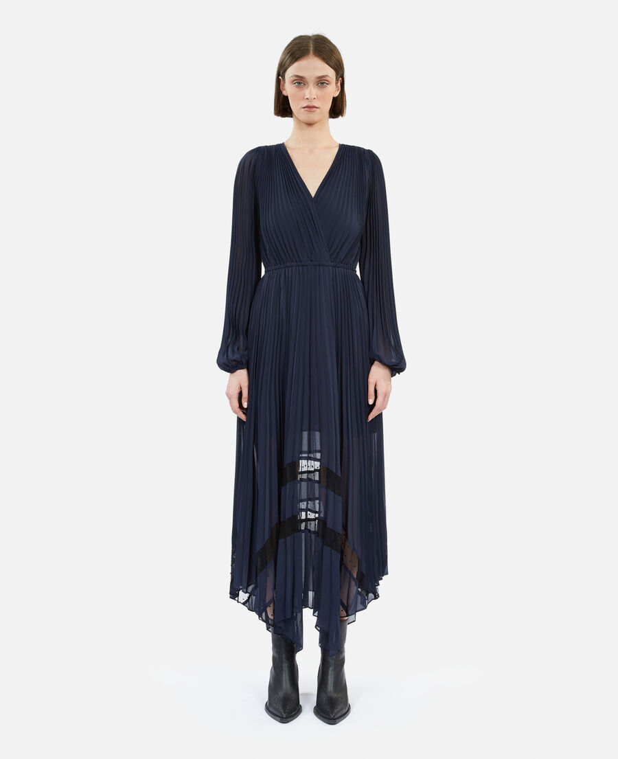 langes marineblaues kleid mit plissierung