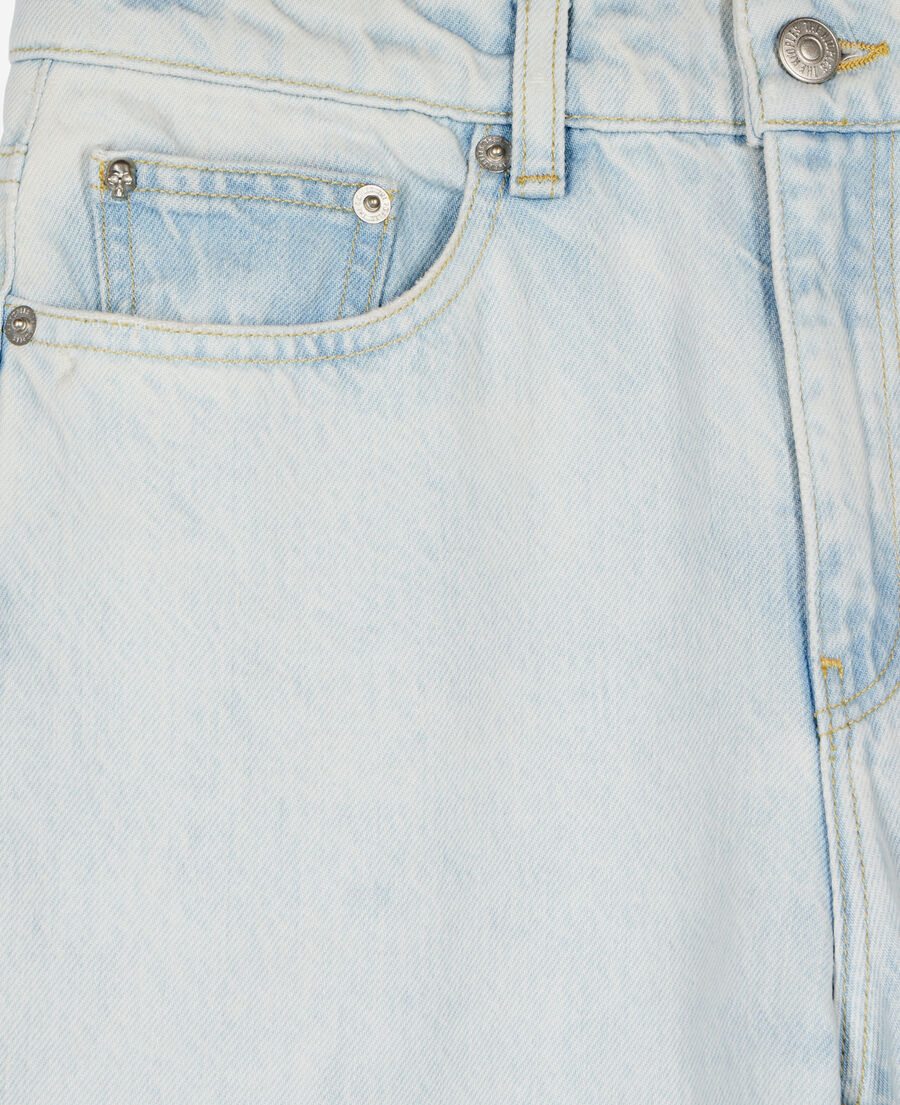 hellblaue, verwaschene jeans mit geradem bein