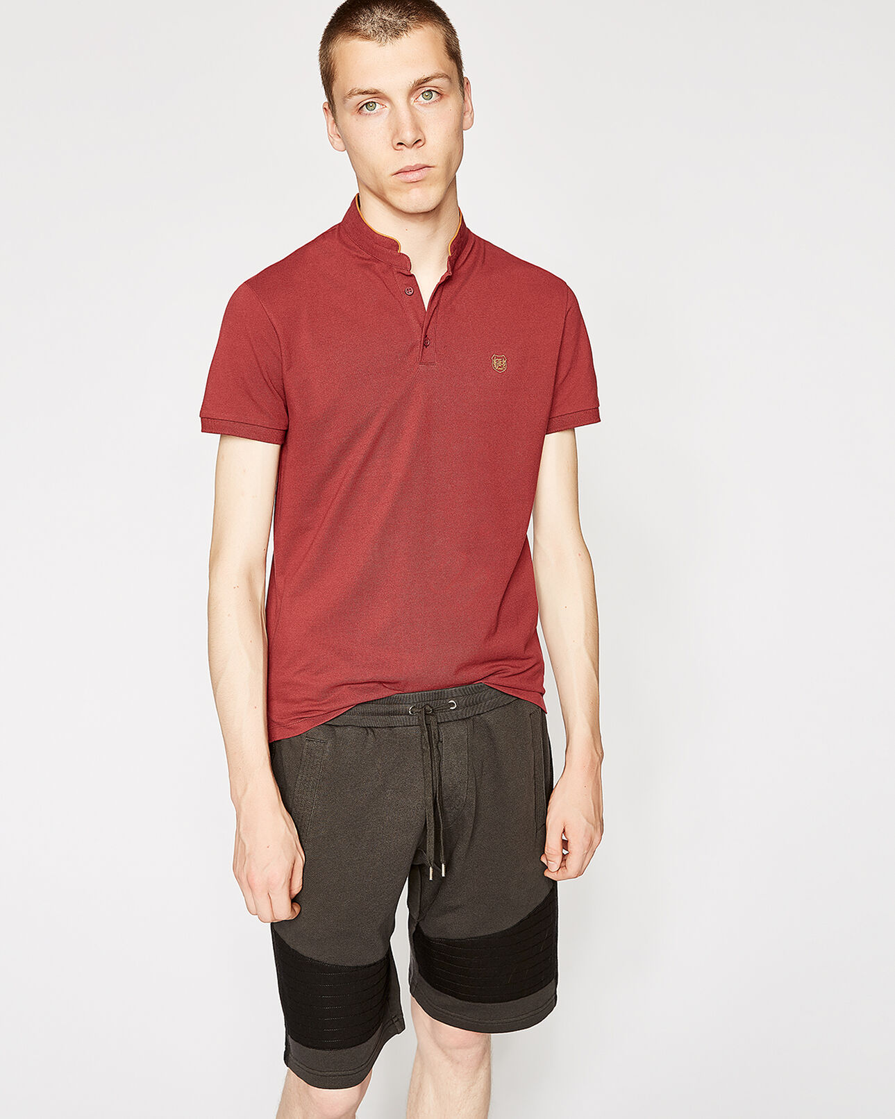 The Kooples HOMME GARNET BURGUNDY / OCRE polo coton rouge col officier détails ocre
