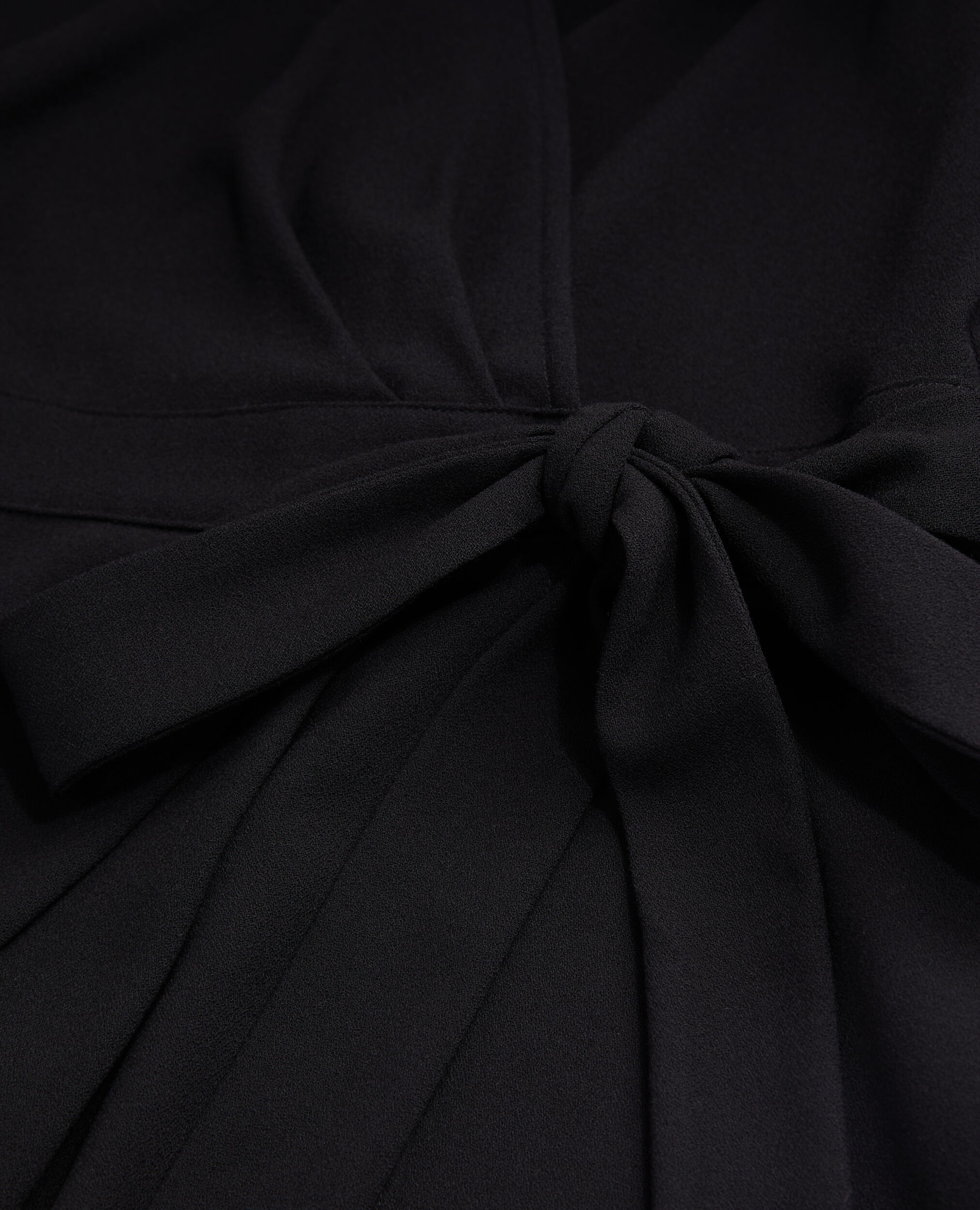 Schwarzes, kurzes Wickelkleid aus Krepp, BLACK, hi-res image number null