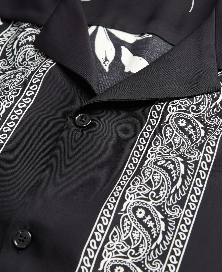 schwarz-weißes herrenhemd mit print