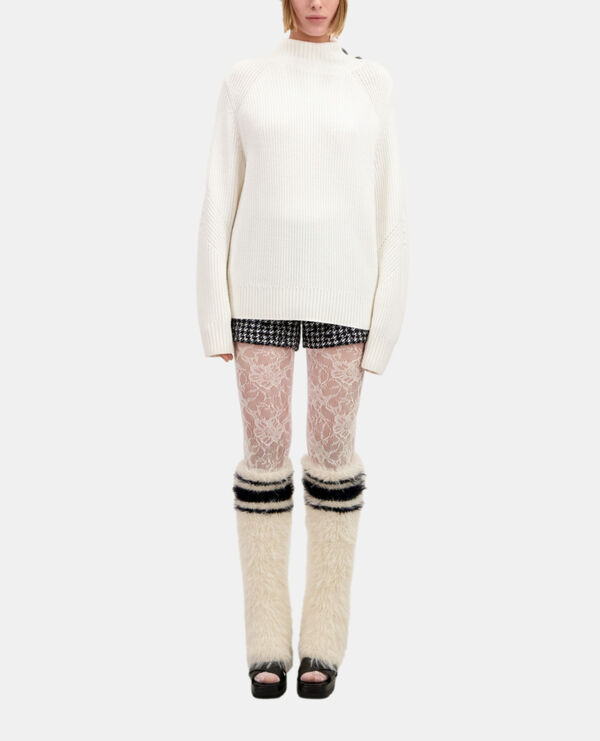 pull écru en laine avec boutons bijoux