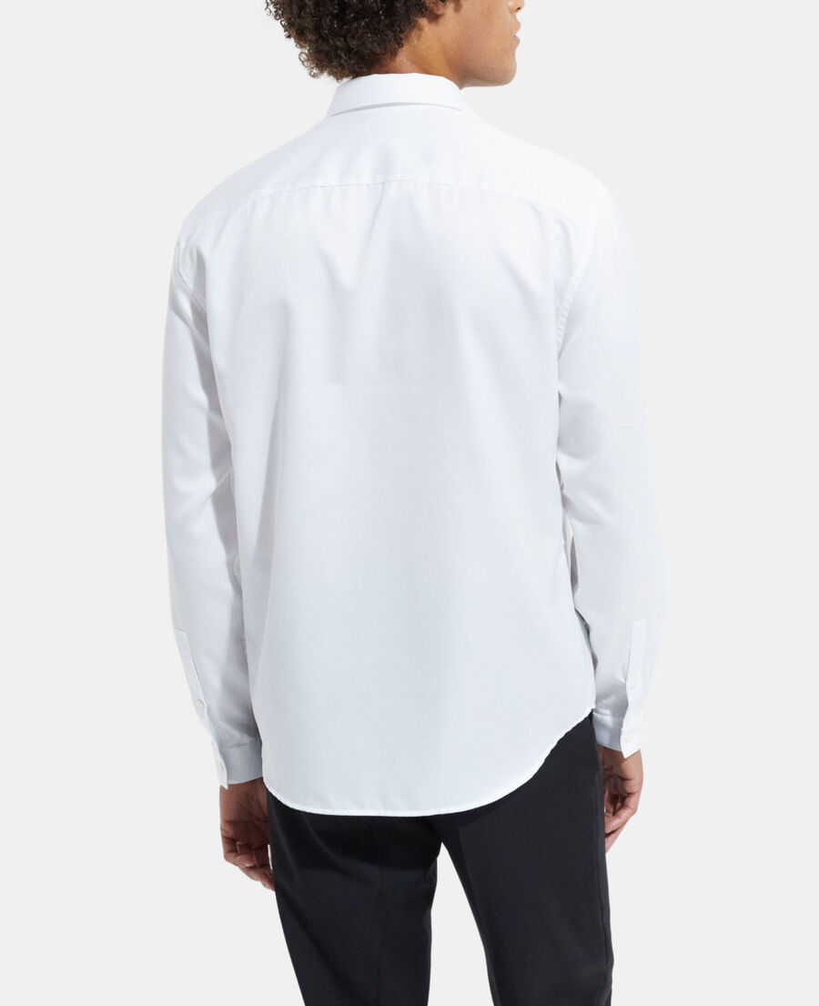 camisa blanca con cuello clásico
