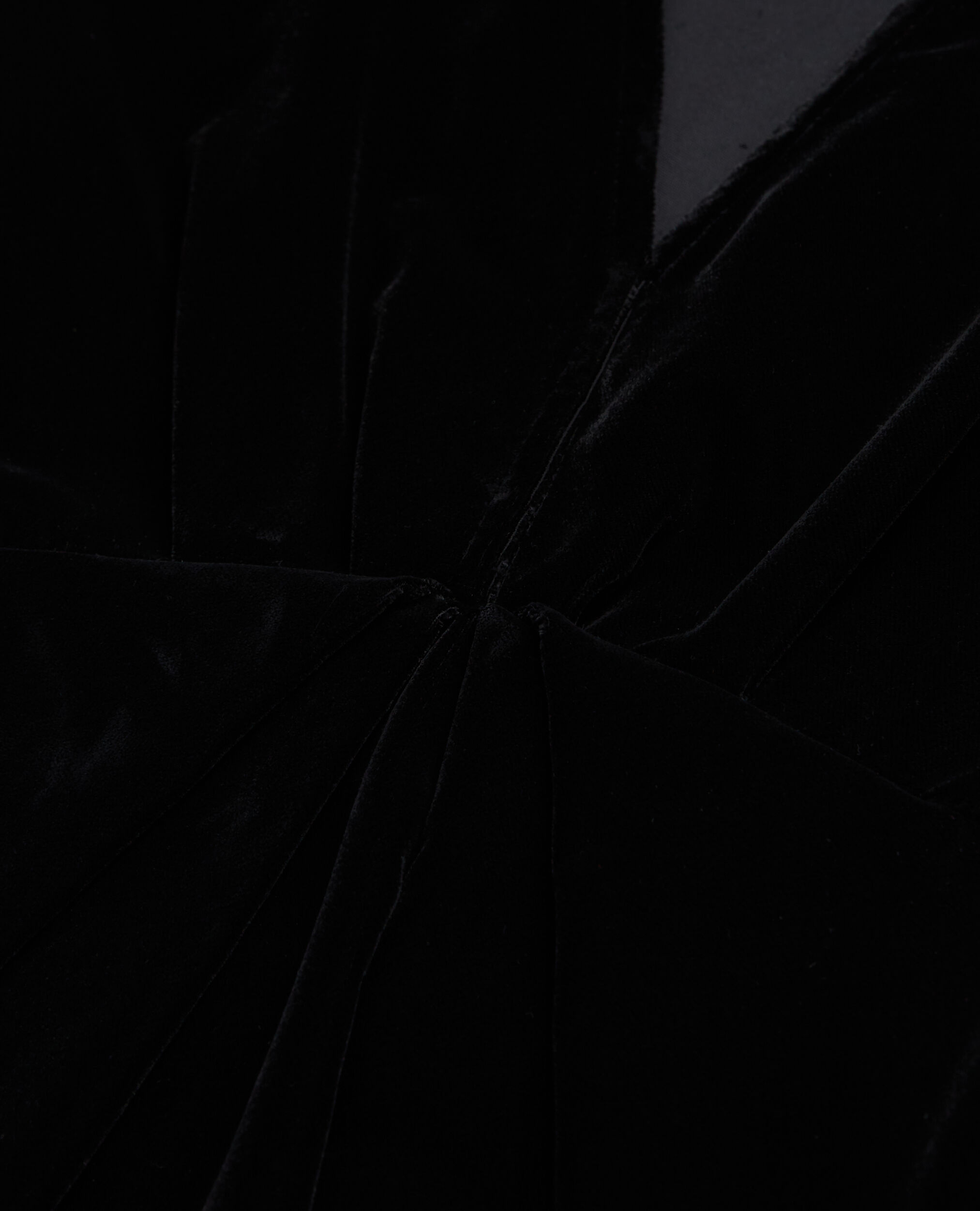 Kurzes Kleid aus schwarzem Velours, BLACK, hi-res image number null