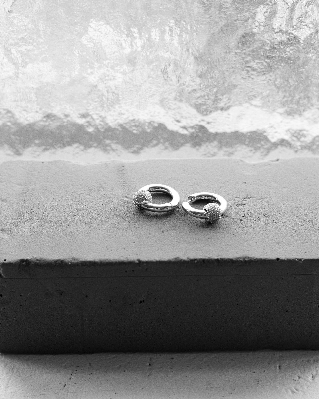 The Kooples FEMME SILVER boucles d'oreille créole argentée et strass