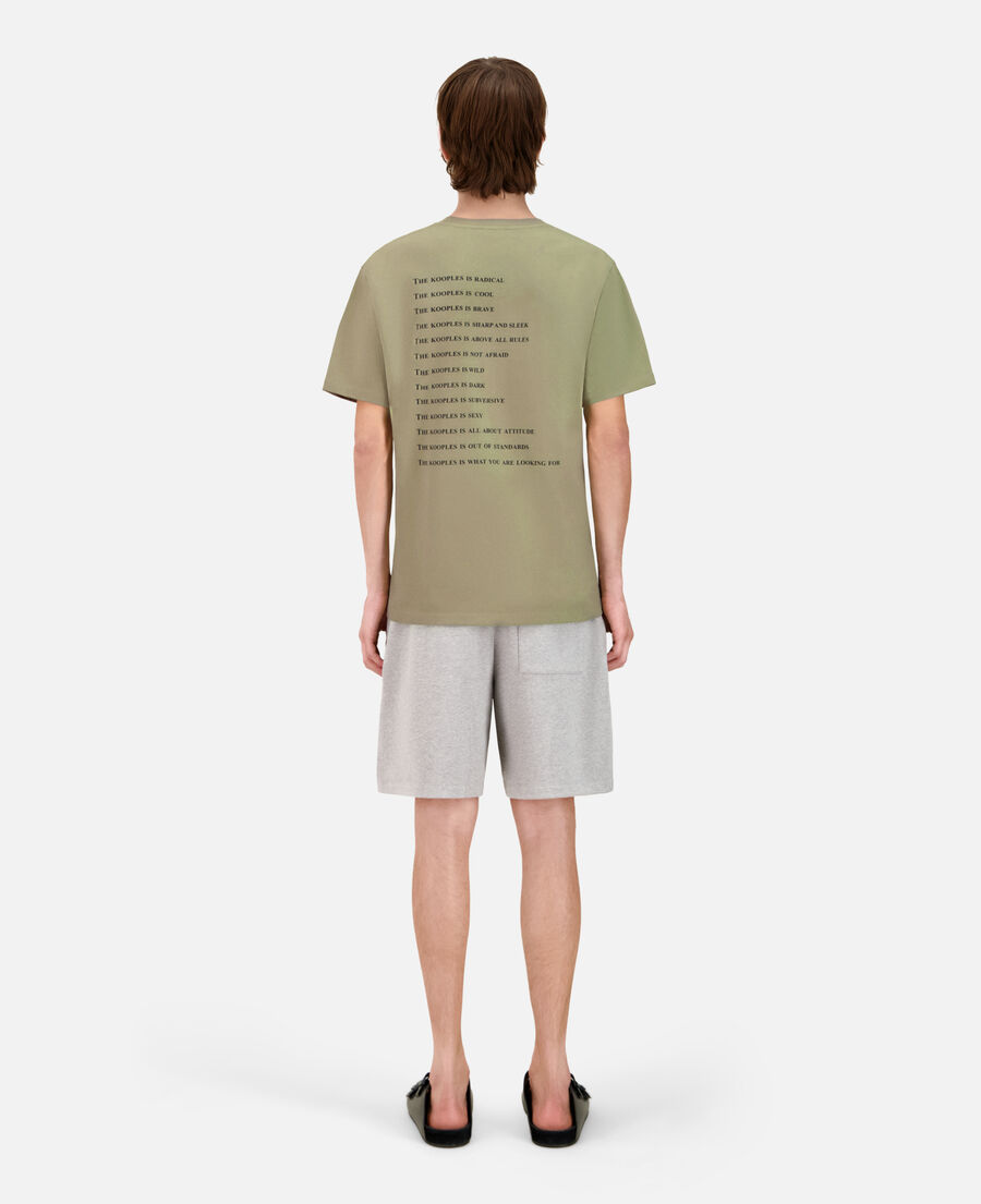 hellgrünes t-shirt mit what is-schriftzug