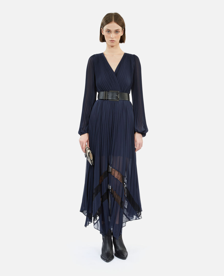 langes marineblaues kleid mit plissierung