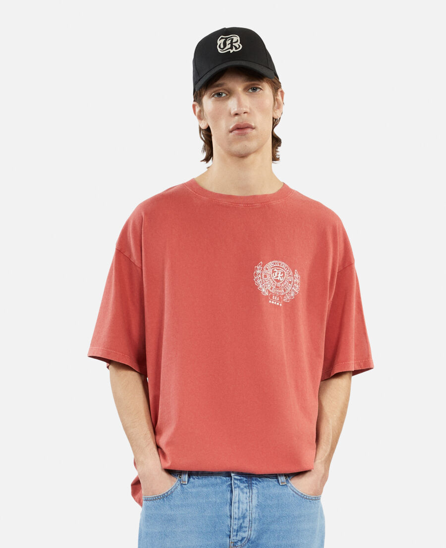 rotes t-shirt mit wappen-siebdruck