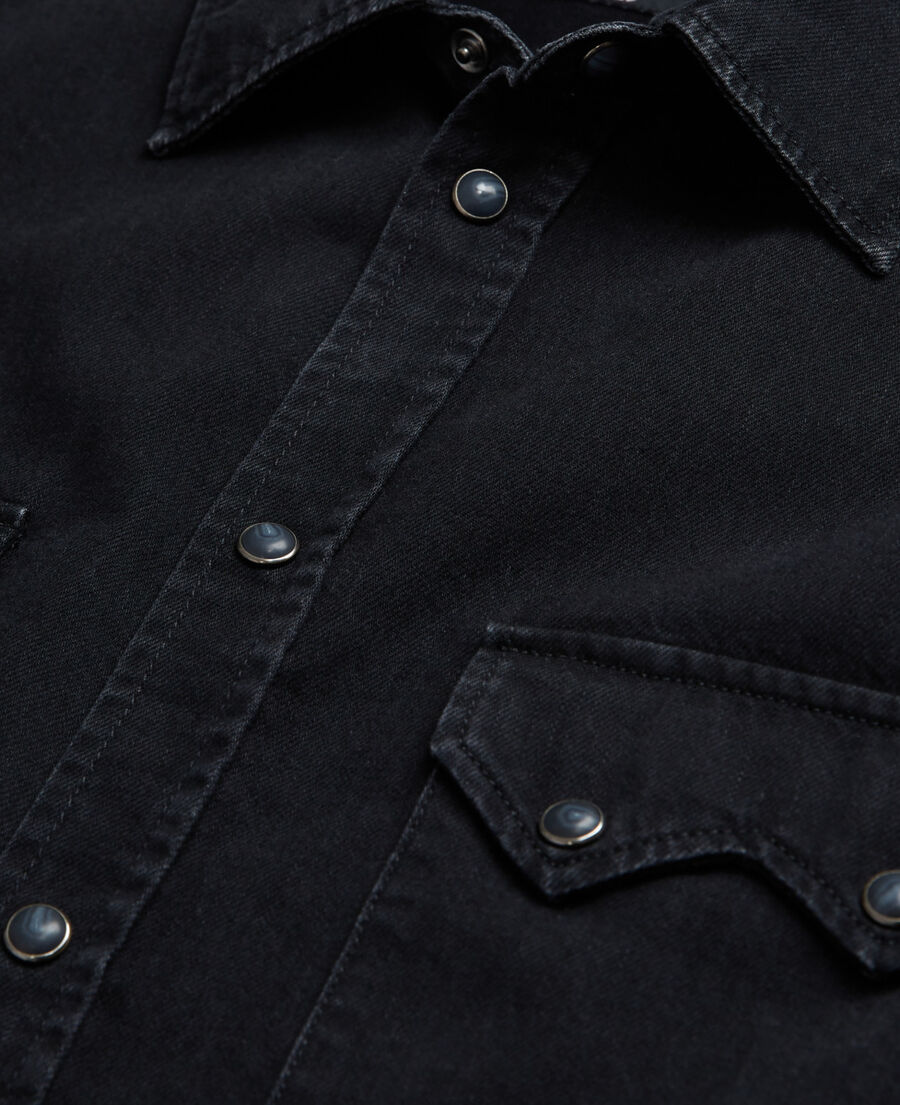 schwarzes jeanshemd mit klassischer kragen