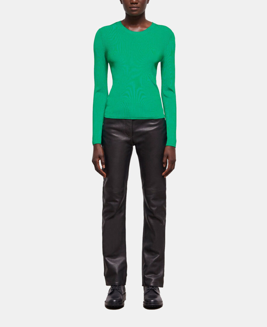 grüner, eng anliegender pullover