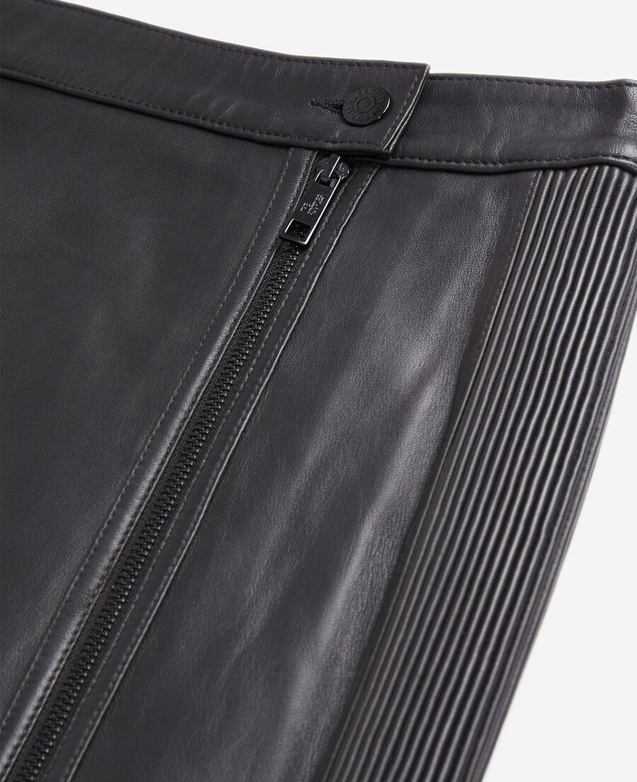 jupe courte en cuir noir avec zip et nervures