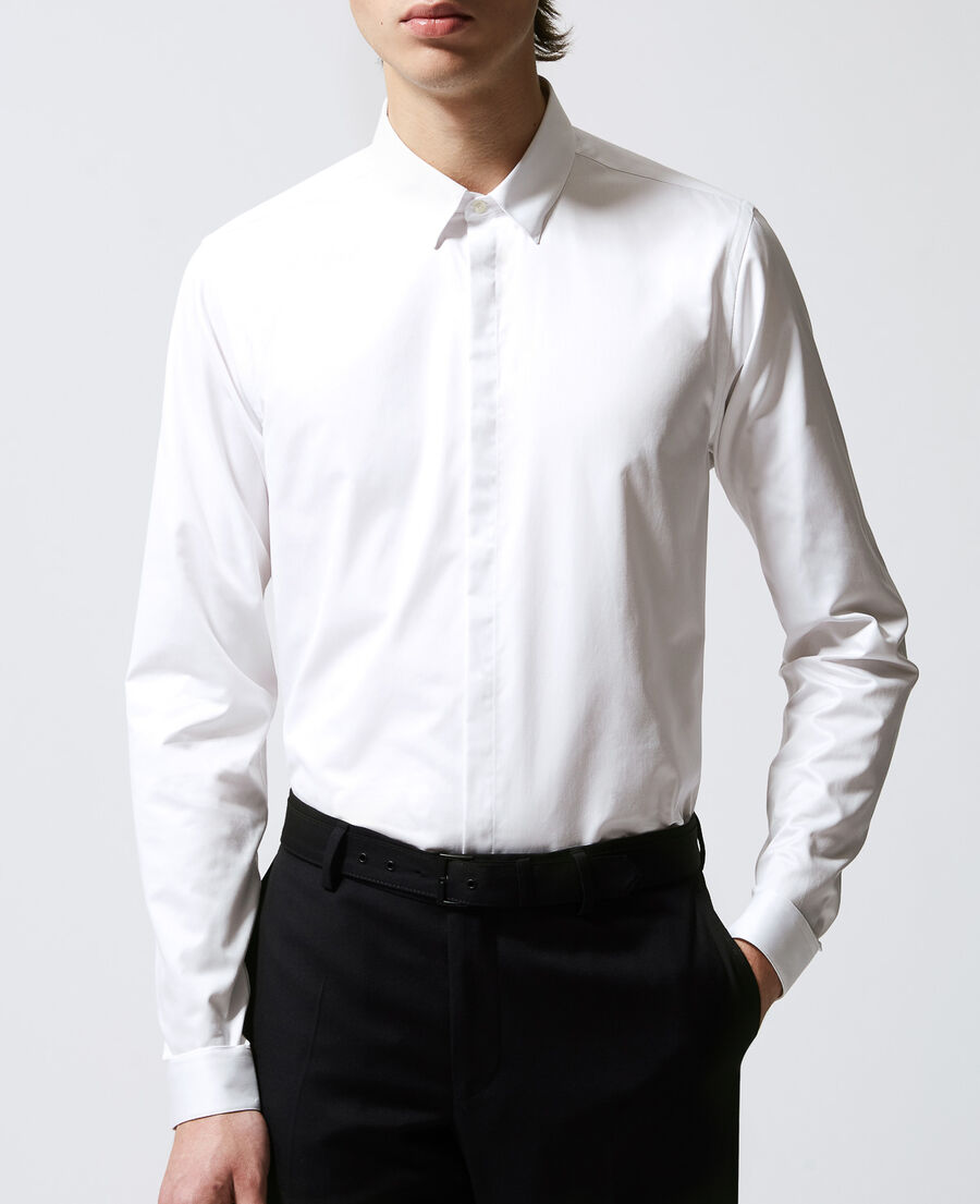 camisa blanca con cuello clásico ajustada