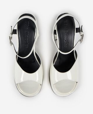 The Kooples DAMEN ECRU wei&szlig;e sandalen mit abs&auml;tzen aus lackleder