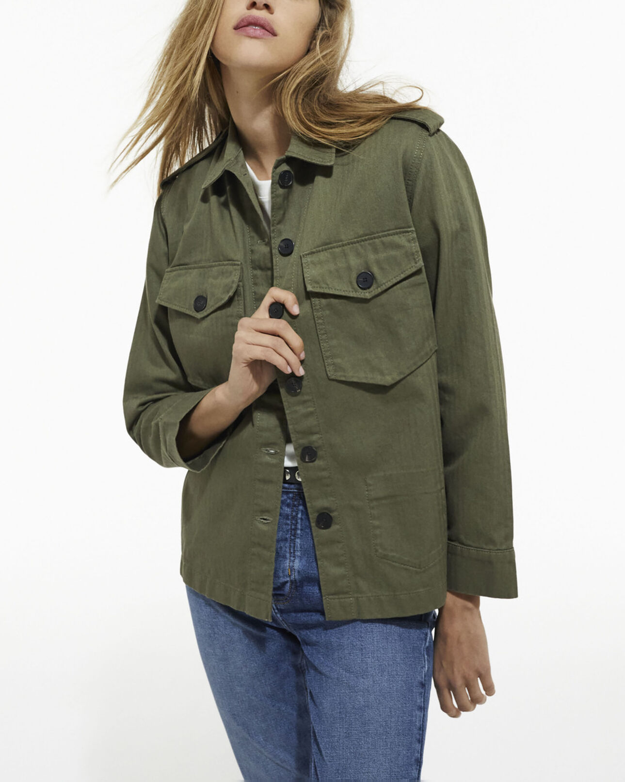 The Kooples DAMEN OLIVE NIGHT khakifarbenes jackenhemd mit leopardenfutter