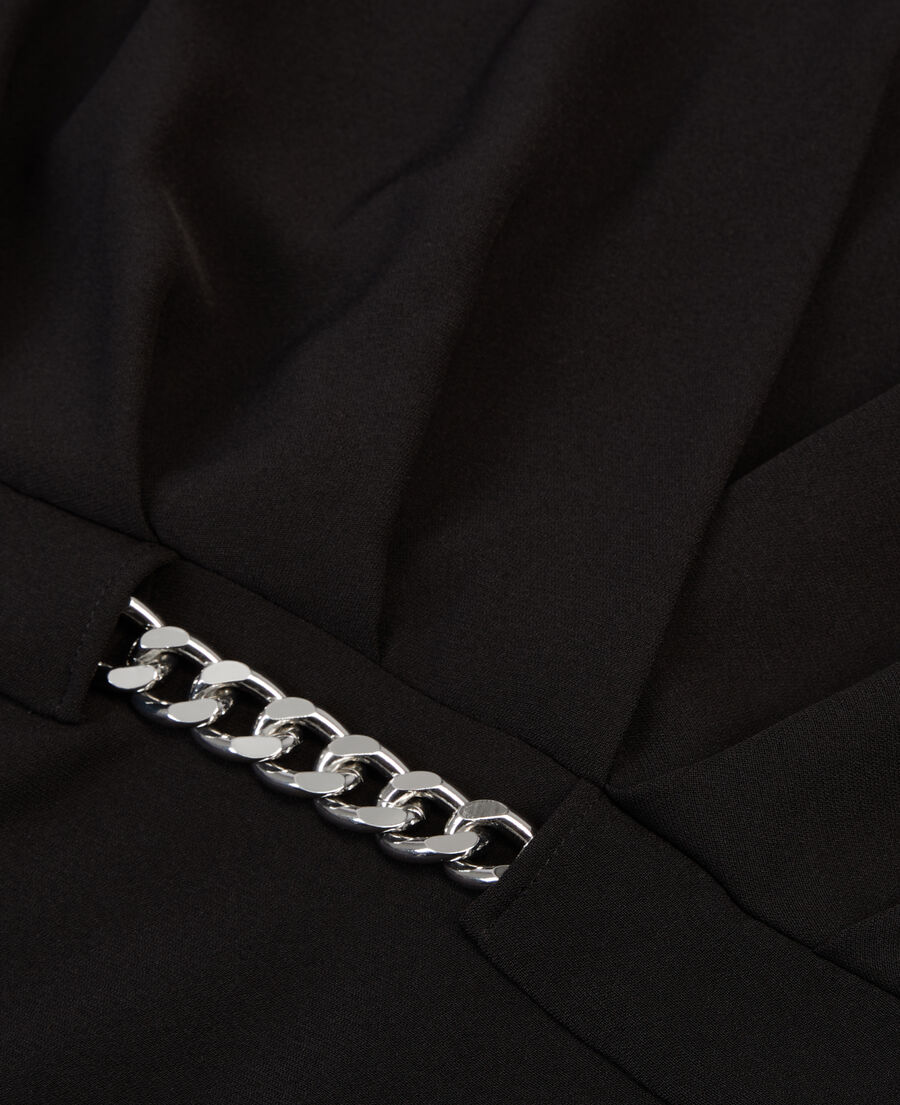 schwarzes, kurzes kleid aus krepp mit kette