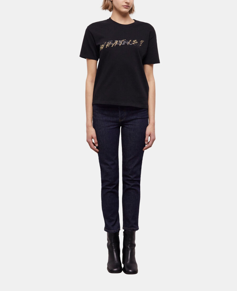 schwarzes t-shirt damen mit leopardenmuster und "what is"-schriftzug