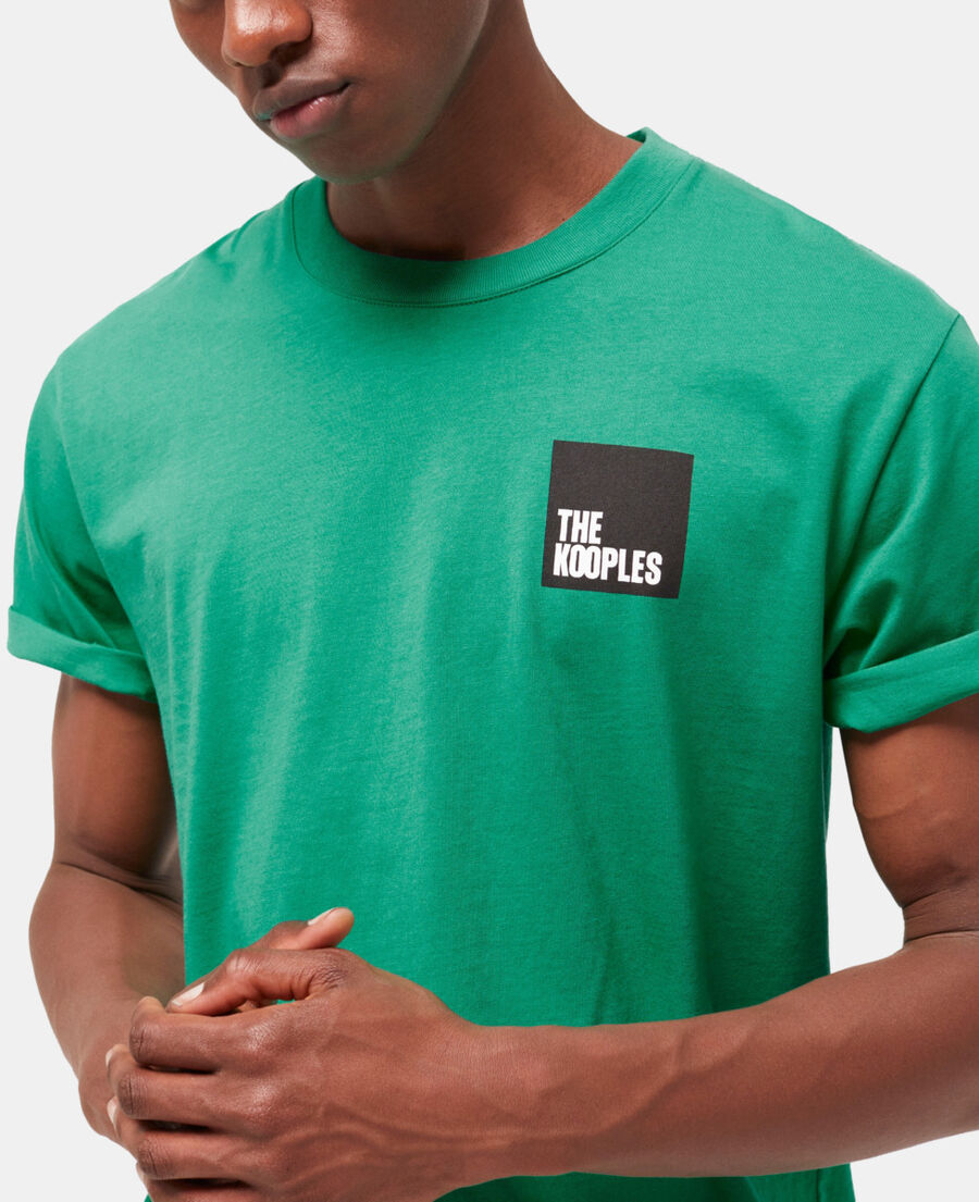 grünes t-shirt mit logo