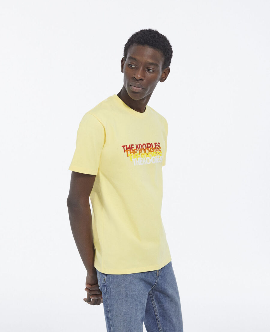 gelbes t-shirt mit kontrastierendem logo