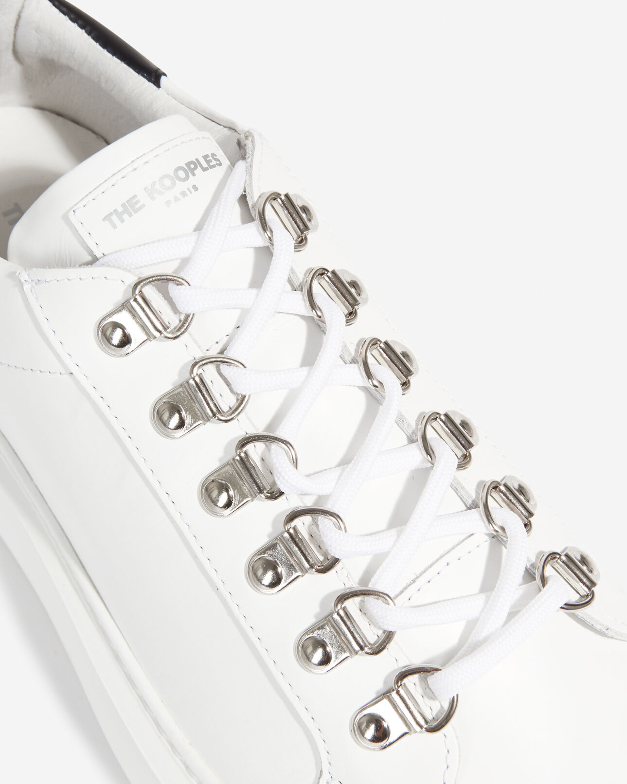 The Kooples FEMME WHITE / BLACK baskets blanches cuir lisse détail noir