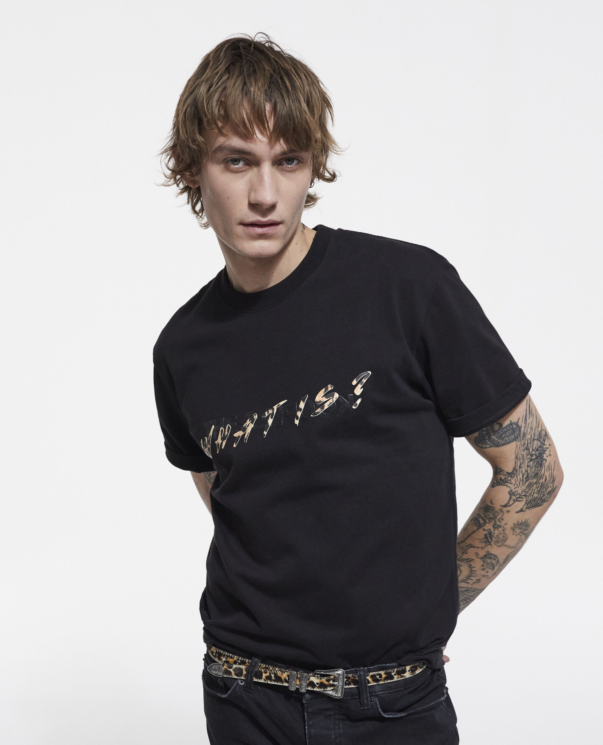 Schwarzes T-Shirt mit Leopardenmuster und "What is"-Schriftzug, BLACK, hi-res image number null