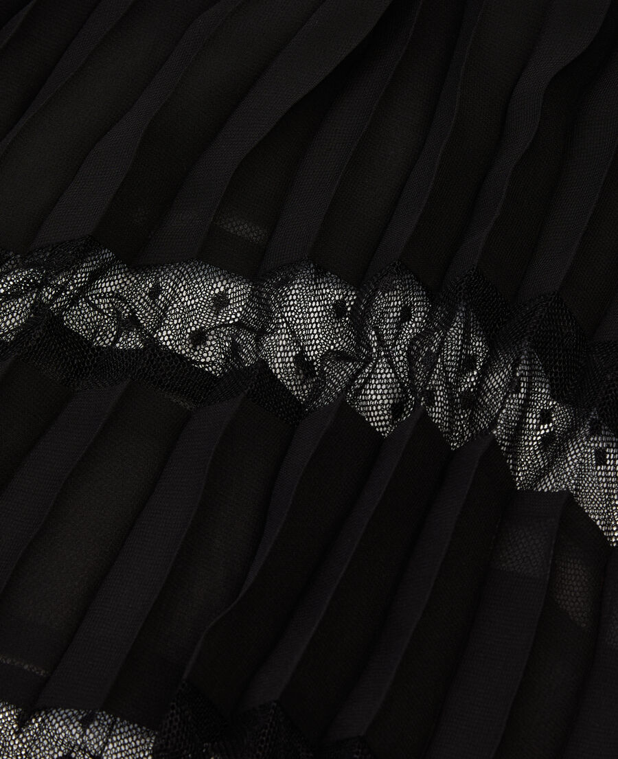 langes, schwarzes kleid mit plissierung