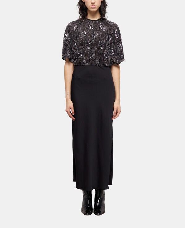 robe longue noire à perles argentées