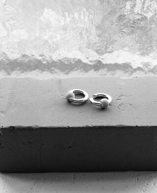 The Kooples FEMME SILVER boucles d'oreilles créole argentée et strass