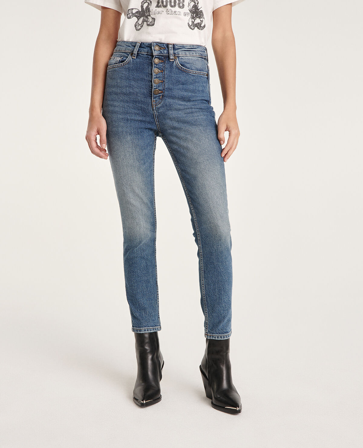 Jean avec bouton best sale apparent