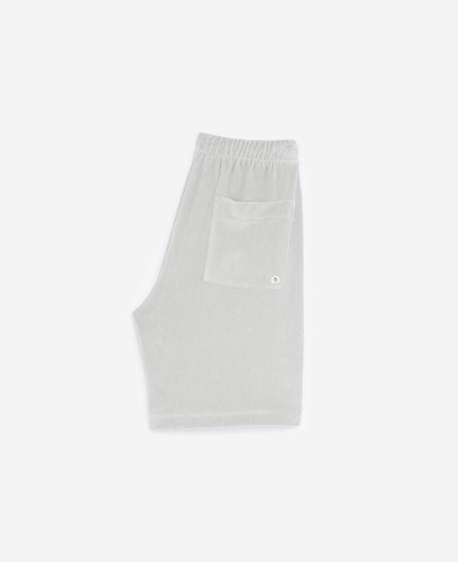 grey shorts