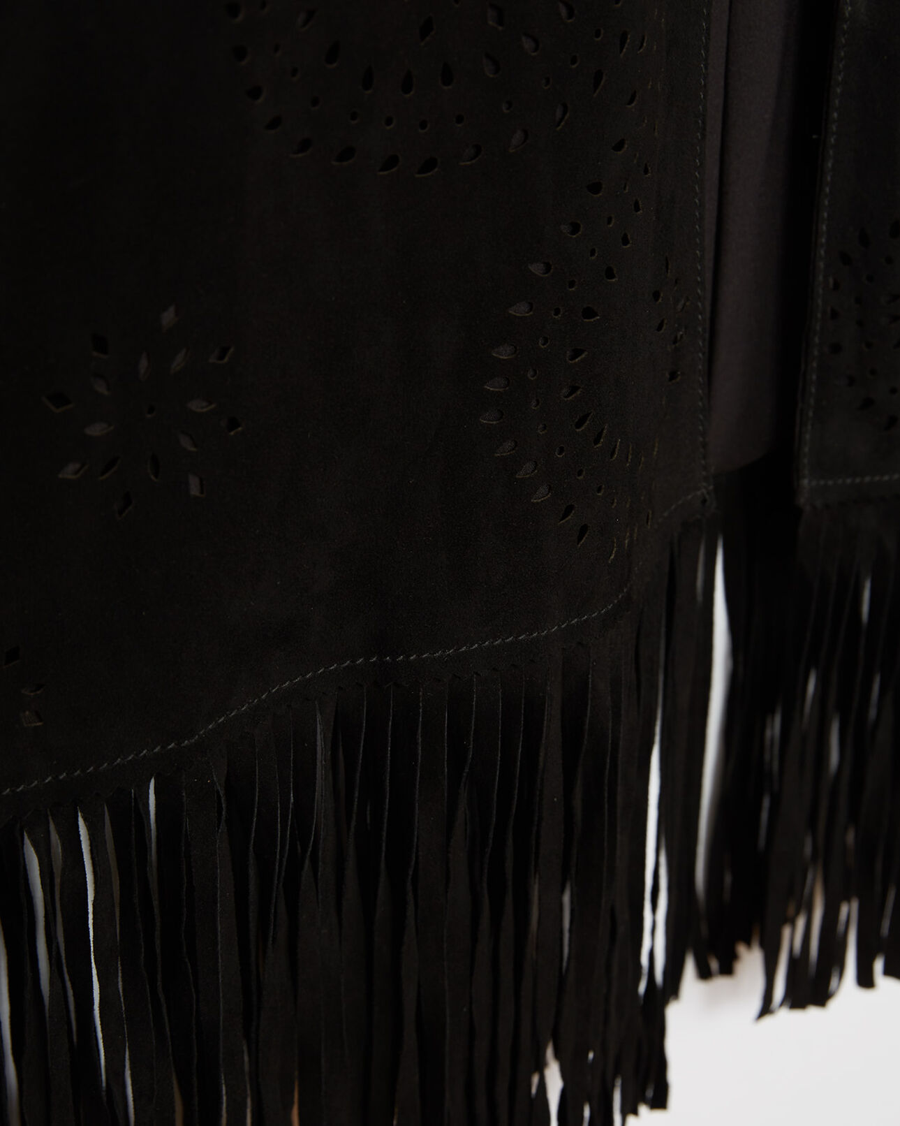 The Kooples FEMME BLACK poncho en daim à franges et détails ajourés