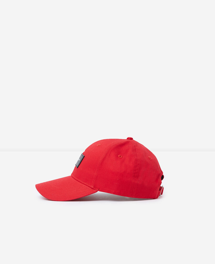 gorra roja con parche con logotipo