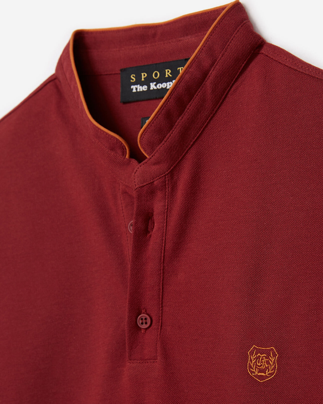 The Kooples HOMME GARNET BURGUNDY / OCRE polo coton rouge col officier détails ocre