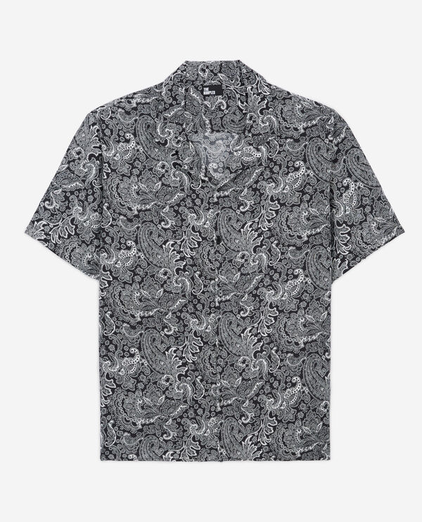 camisa estampada blanca y negra