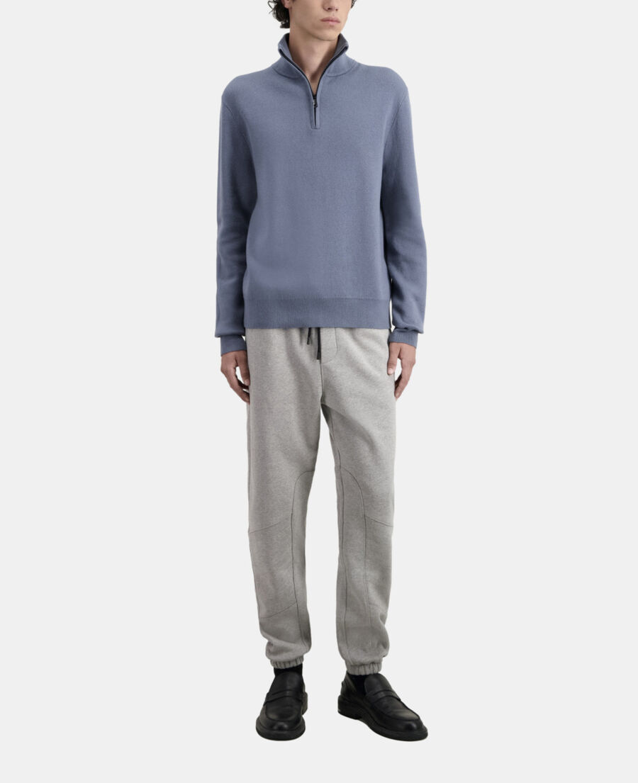 pull bleu avec logo debossé