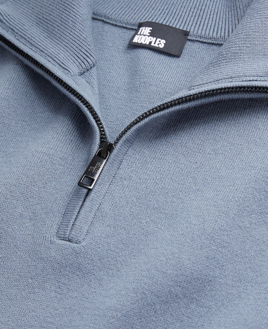 pull bleu avec logo debossé