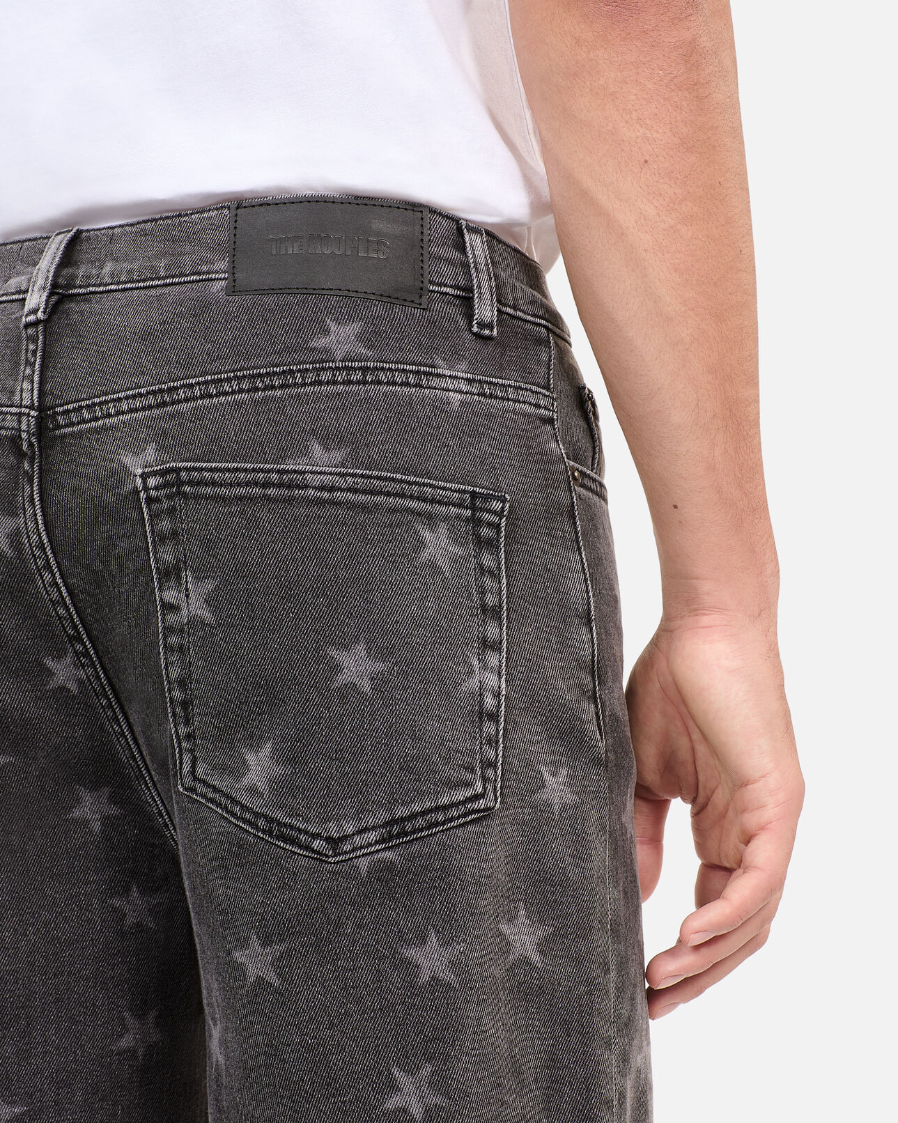 The Kooples HOMME BLACK WASHED jean droit imprimé étoiles