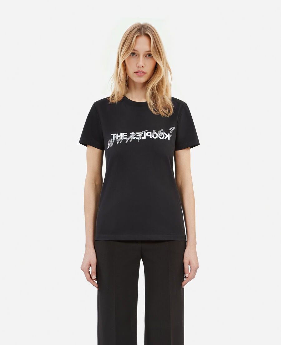 schwarzes t-shirt mit „what is“-strassbesatz