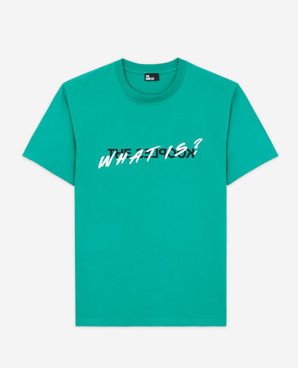 grünes t-shirt mit „what is“-schriftzug