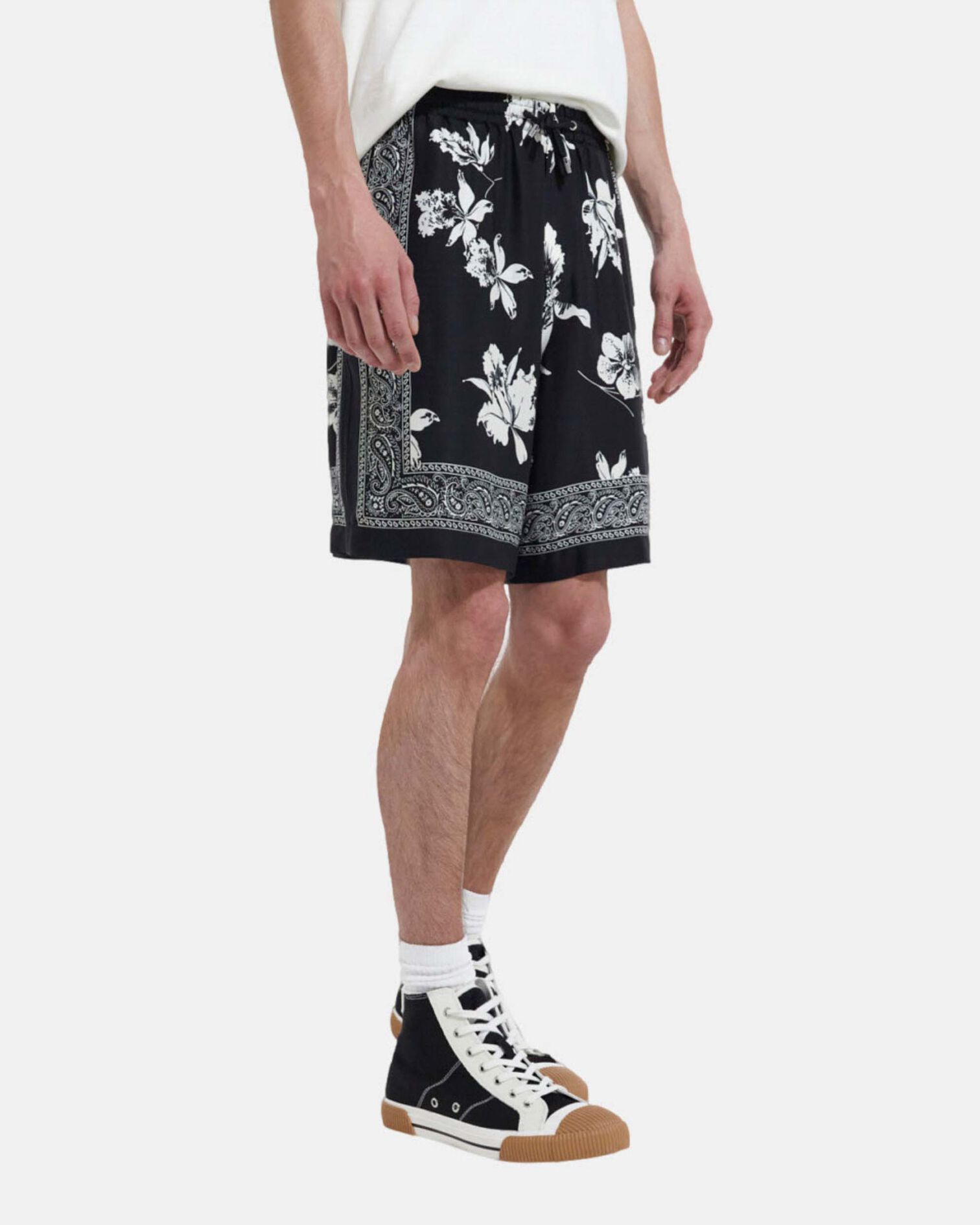 Flowing black - white shorts w/ floral motif, BLACK WHITE, hi-res image number null