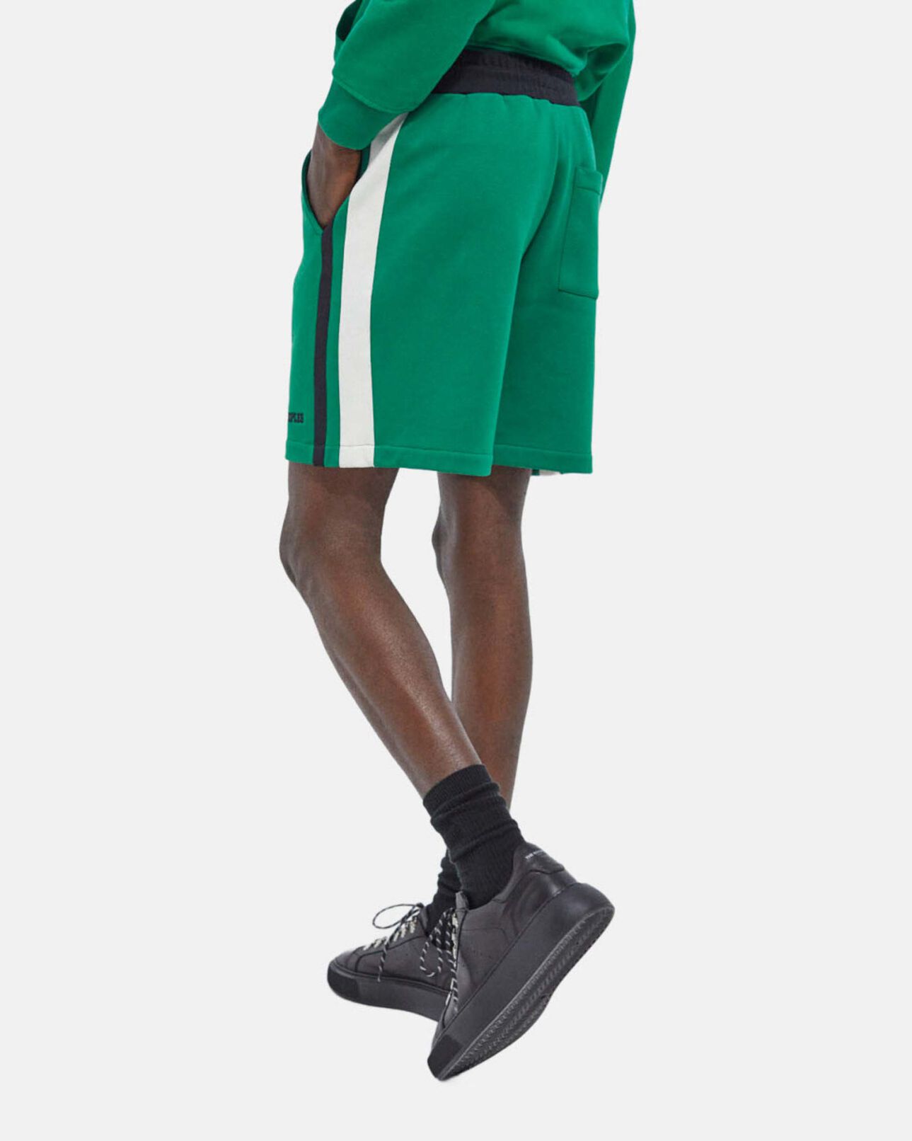 The Kooples HOMME GREEN BLACK ECRU short vert molleton bandes latérales noires