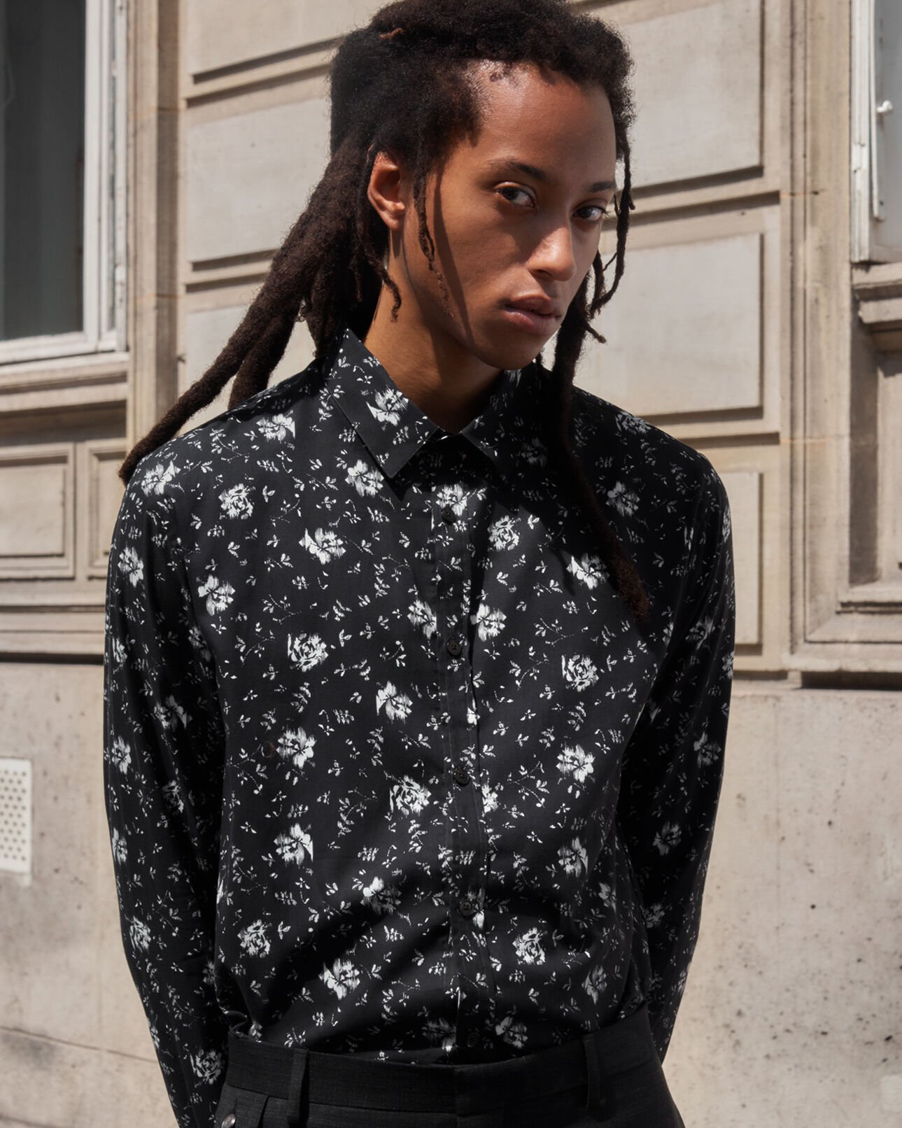The Kooples HOMBRE BLACK WHITE camisa negra cuello clásico estampado flores